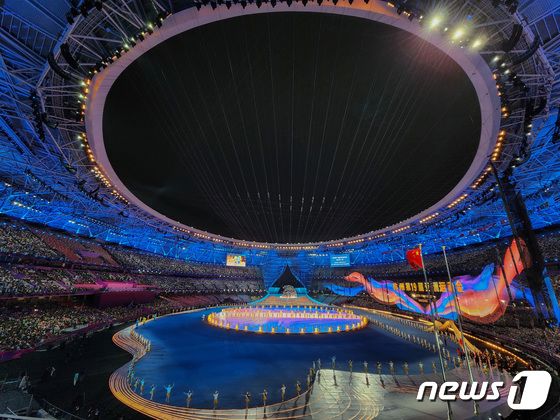 23일 오후 중국 항저우 올림픽 스포츠센터 스타디움에서 열린 '2022 제19회 항저우 아시안게임' 개회식에서 오성홍기가 게양되고 있다. 2023.9.23/뉴스1 © News1 유승관 기자