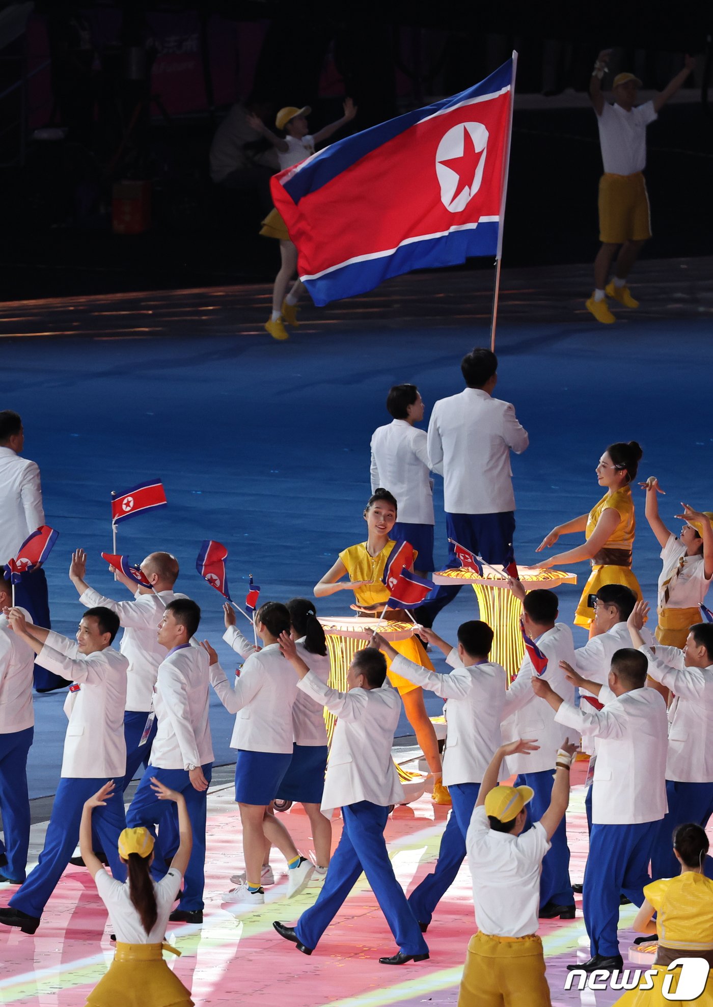 본문 이미지 - 23일 오후 중국 항저우 올림픽 스포츠센터 스타디움에서 열린 '2022 제19회 항저우 아시안게임' 개회식에서 북한 선수단이 입장하고 있다. 2023.9.23/뉴스1 ⓒ News1 유승관 기자