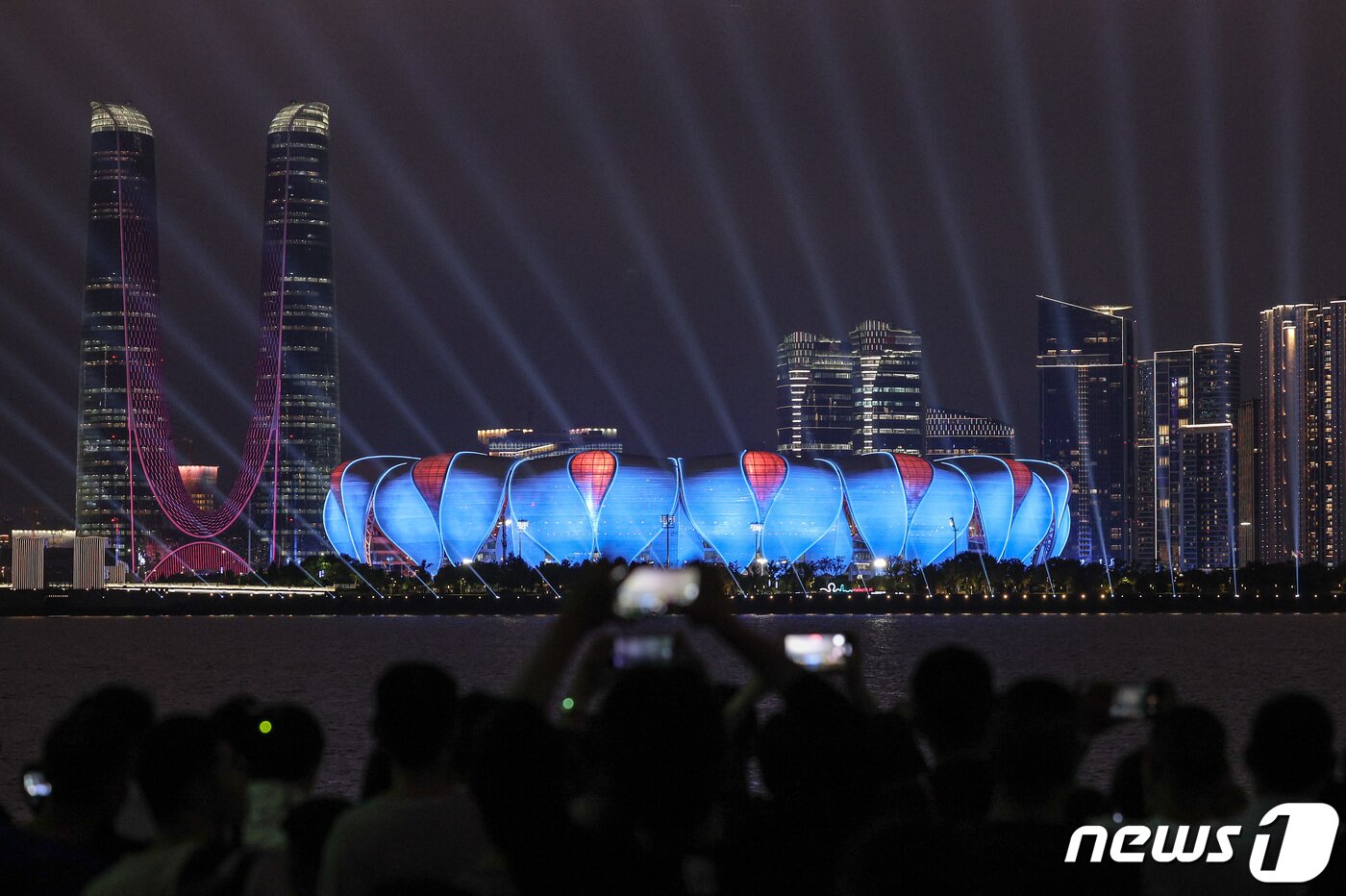 본문 이미지 - 2022 제19회 항저우 아시안게임 개회식 당일인 23일 오후 중국 항저우 올림픽 스포츠센터 스타디움에 조명이 밝혀져 있다. 2023.9.23/뉴스1 ⓒ News1 신웅수 기자