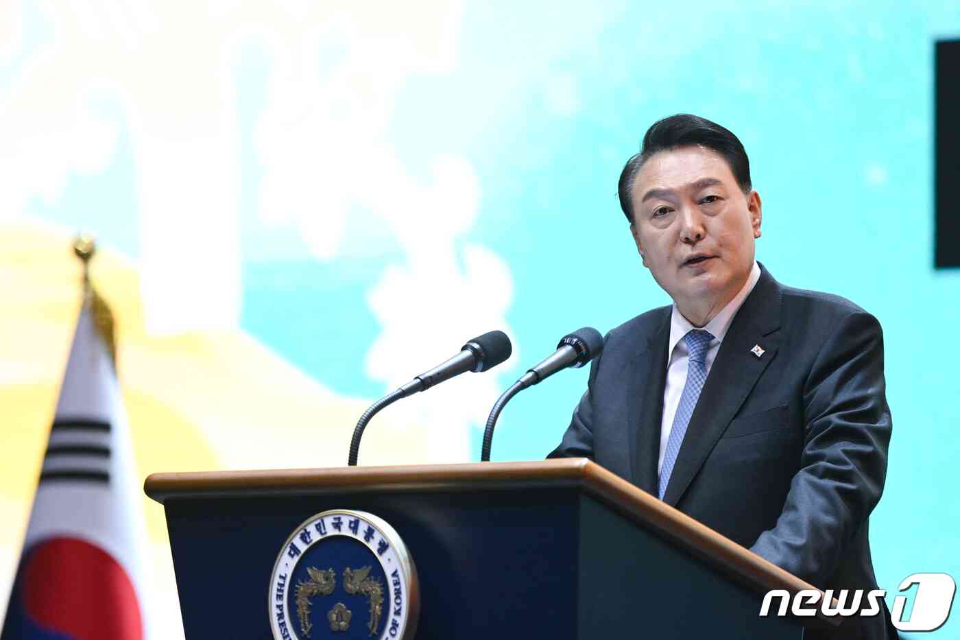 윤석열 대통령이 23일 충청남도 공주시 금강신관공원에서 열린 2023 대백제전 개막식에 참석해 축사를 하고 있다. (대통령실 제공)/뉴스1 © News1 오대일 기자