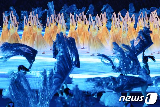 23일 오후 중국 항저우 올림픽 스포츠센터 스타디움에서 열린 '2022 제19회 항저우 아시안게임' 개회식에서 화려한 공연이 펼쳐지고 있다. 2023.9.23/뉴스1 © News1 민경석 기자