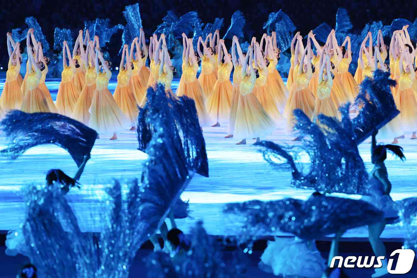 23일 오후 중국 항저우 올림픽 스포츠센터 스타디움에서 열린 '2022 제19회 항저우 아시안게임' 개회식에서 화려한 공연이 펼쳐지고 있다. 2023.9.23/뉴스1 © News1 민경석 기자