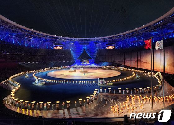23일 오후 중국 항저우 올림픽 스포츠센터 스타디움에서 열린 '2022 제19회 항저우 아시안게임' 개회식에서 개막공연이 펼쳐지고 있다. 2023.9.23/뉴스1 © News1 유승관 기자