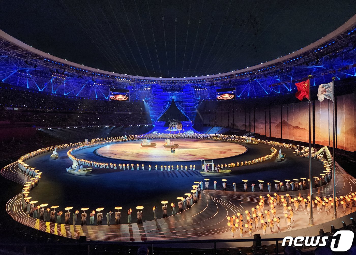 본문 이미지 - 23일 오후 중국 항저우 올림픽 스포츠센터 스타디움에서 열린 '2022 제19회 항저우 아시안게임' 개회식에서 개막공연이 펼쳐지고 있다. 2023.9.23/뉴스1 ⓒ News1 유승관 기자