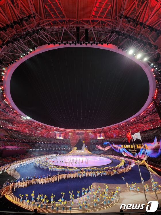 23일 오후 중국 항저우 올림픽 스포츠센터 스타디움에서 열린 '2022 제19회 항저우 아시안게임' 개회식에서 개막공연이 펼쳐지고 있다. 2023.9.23/뉴스1 © News1 유승관 기자
