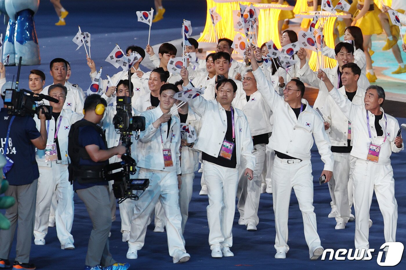 본문 이미지 - 23일 오후 중국 항저우 올림픽 스포츠센터 스타디움에서 열린 '2022 제19회 항저우 아시안게임' 개회식에서 대한민국 선수단이 입장하고 있다. 2023.9.23/뉴스1 ⓒ News1 민경석 기자