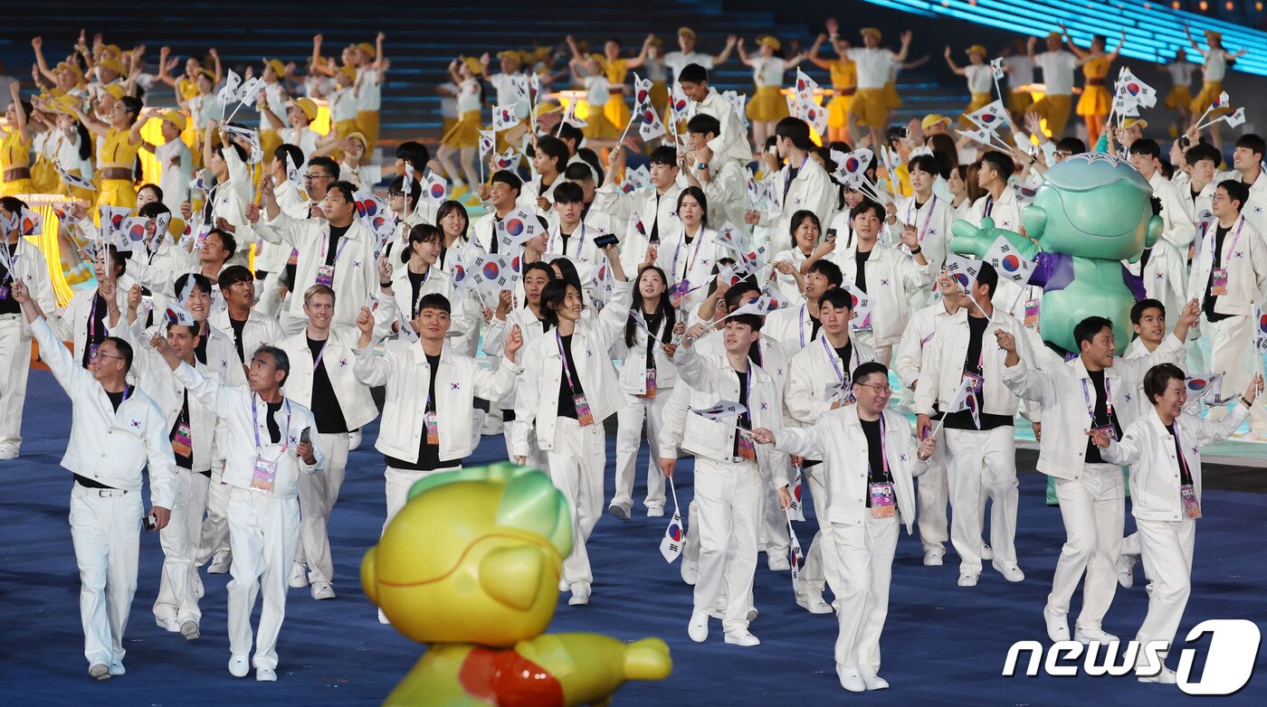 본문 이미지 - 23일 오후 중국 항저우 올림픽 스포츠센터 스타디움에서 열린 '2022 제19회 항저우 아시안게임' 개회식에서 대한민국 선수단이 입장하고 있다. 2023.9.23/뉴스1 ⓒ News1 민경석 기자