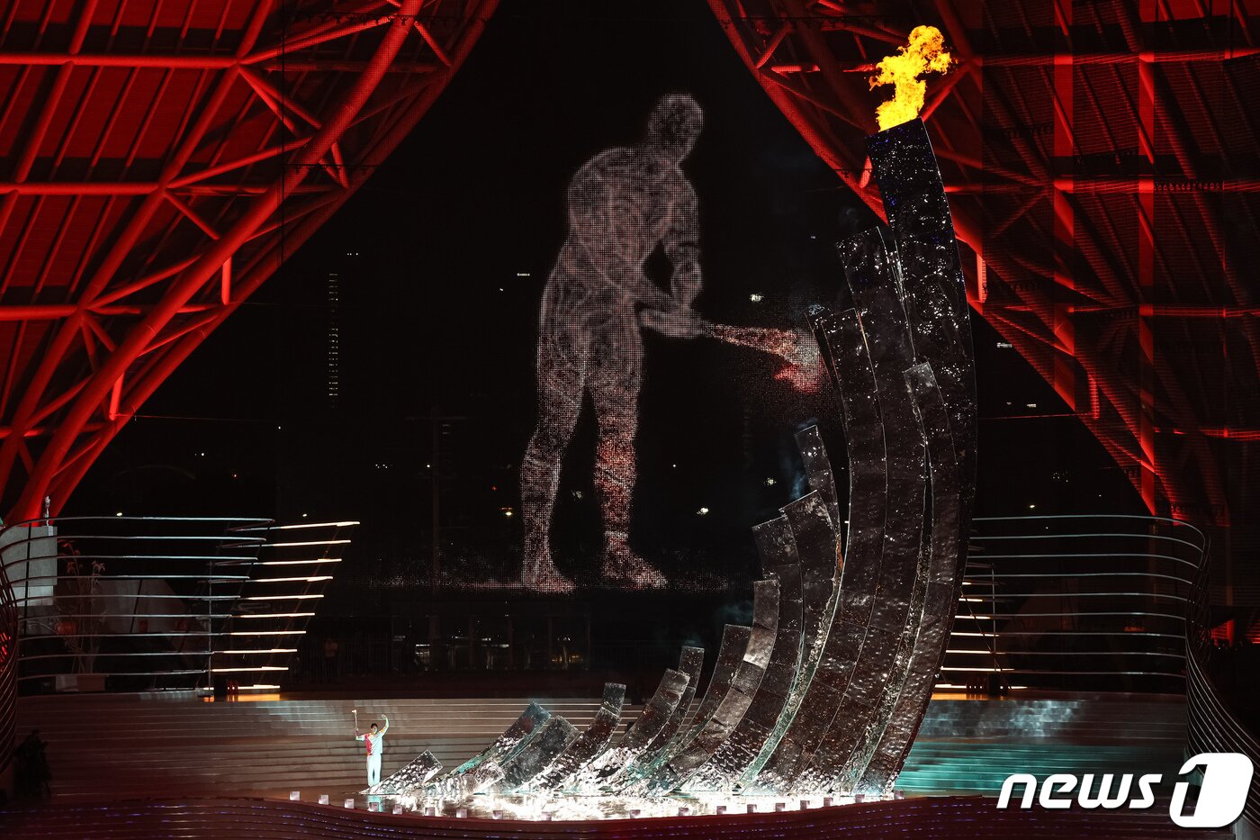 본문 이미지 - 23일 오후 중국 항저우 올림픽 스포츠센터 스타디움에서 열린 '2022 제19회 항저우 아시안게임' 개회식에서 도쿄 올림픽 수영 남자 200ｍ 개인혼영 금메달리스트 왕순과 디지털 점화자가 함께 성화점화를 하고 있다. 2023.9.23/뉴스1 ⓒ News1 유승관 기자