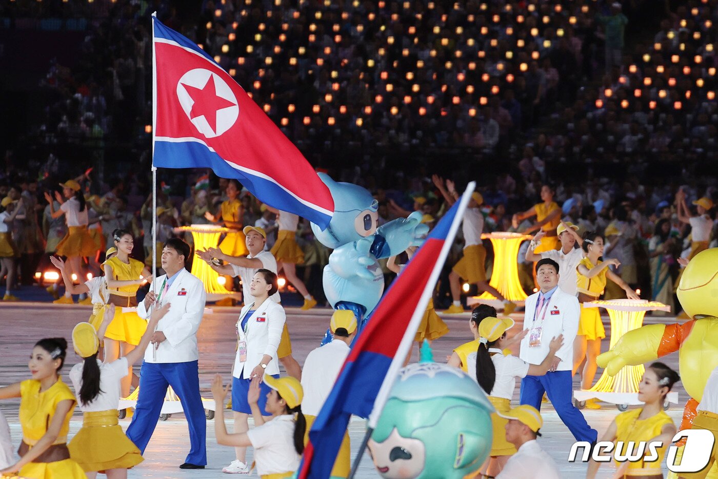 본문 이미지 - 23일 오후 중국 항저우 올림픽 스포츠센터 스타디움에서 열린 '2022 제19회 항저우 아시안게임' 개회식에서 북한 박명원(사격)과 방철미(권투), 오광혁 체육성 부상이 인공기와 함께 입장하고 있다. 2023.9.23/뉴스1 ⓒ News1 민경석 기자