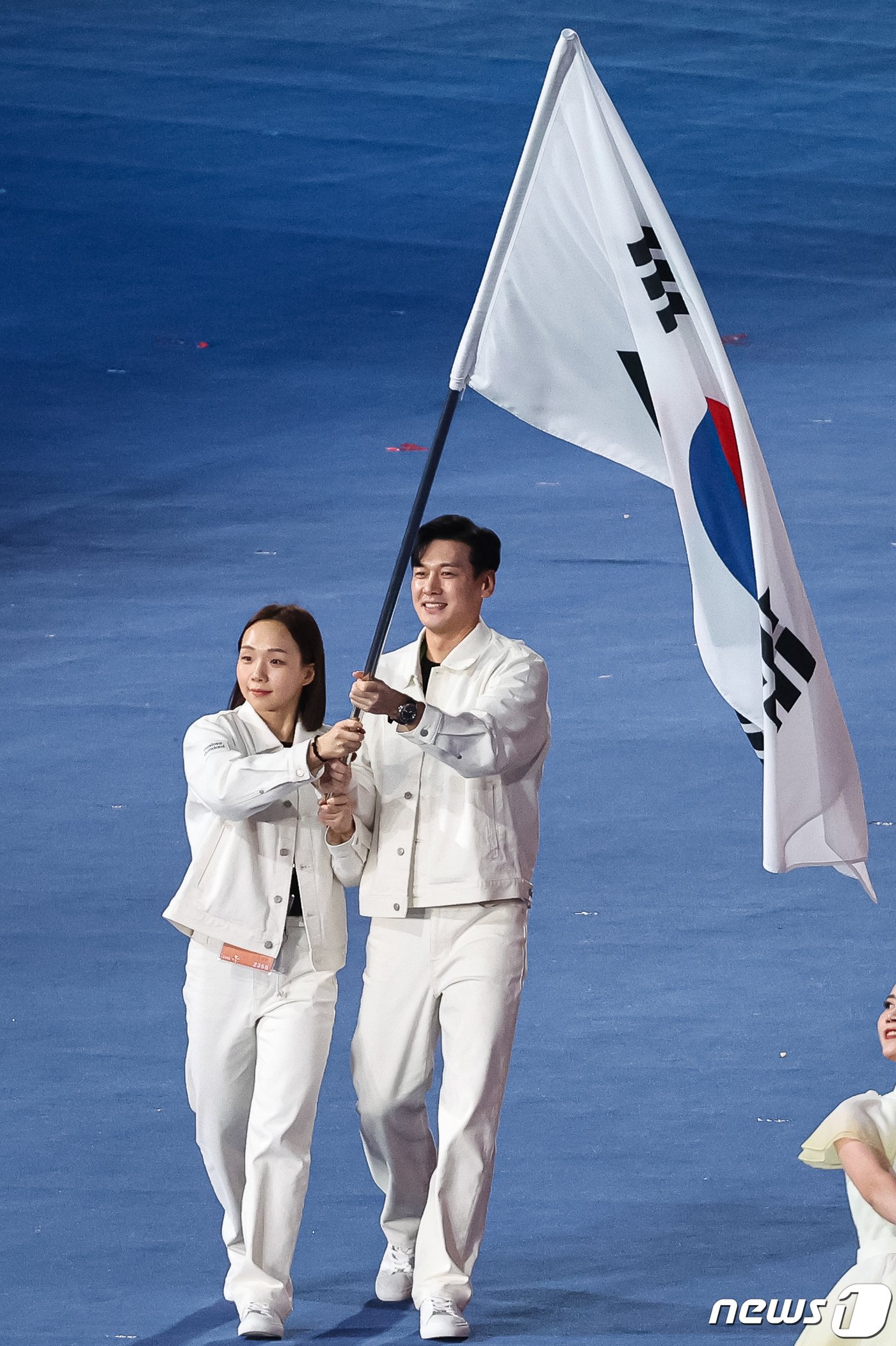 본문 이미지 - 23일 오후 중국 항저우 올림픽 스포츠센터 스타디움에서 열린 '2022 제19회 항저우 아시안게임' 개회식에서 대한민국 선수단 기수인 구본길과 김서영이 입장하고 있다. 2023.9.23/뉴스1 ⓒ News1 유승관 기자
