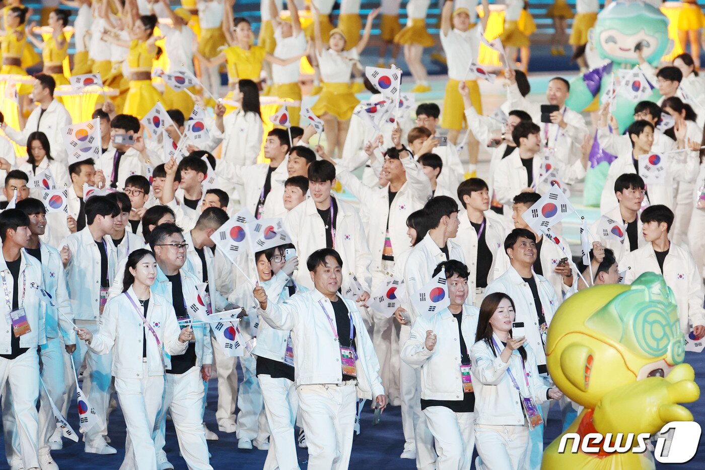본문 이미지 - 23일 오후 중국 항저우 올림픽 스포츠센터 스타디움에서 열린 '2022 제19회 항저우 아시안게임' 개회식에서 대한민국 선수단이 입장하고 있다. 2023.9.24/뉴스1 ⓒ News1 민경석 기자