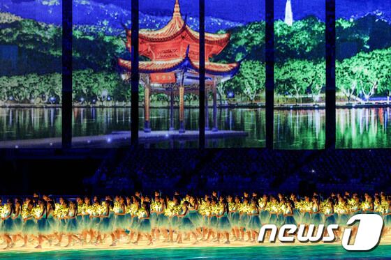 23일 오후 중국 항저우 올림픽 스포츠센터 스타디움에서 열린 '2022 제19회 항저우 아시안게임' 개회식에서 축하 공연이 펼쳐지고 있다. 2023.9.24/뉴스1 © News1 민경석 기자