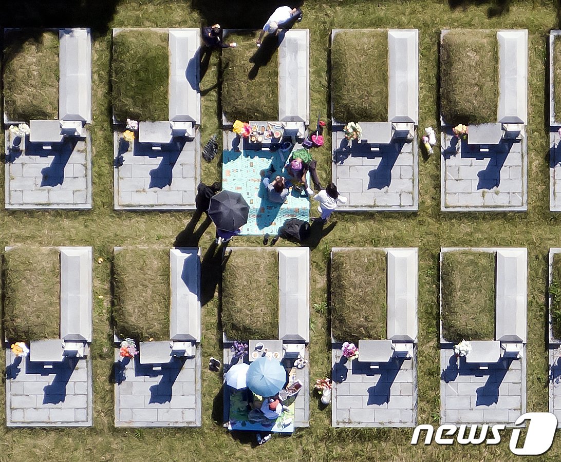 본문 이미지 - 추석 명절을 5일 앞둔 24일 오전 인천 부평구 인천가족공원을 찾은 시민들이 성묘를 하고 있다. 2023.9.24/뉴스1 ⓒ News1 김진환 기자