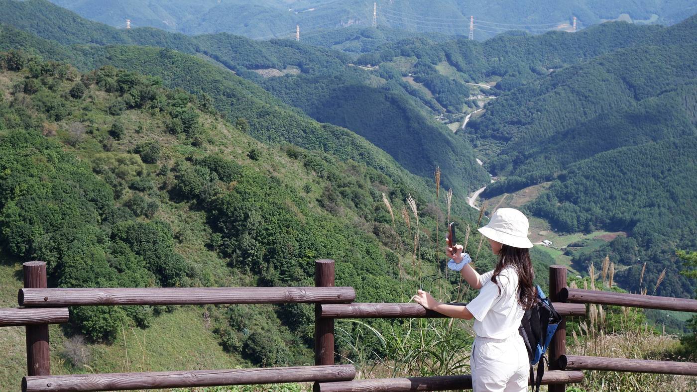 본문 이미지 - 정상에 오르면 마주하는 풍경은 저절로 사진을 찍게 만든다. ⓒ News1 