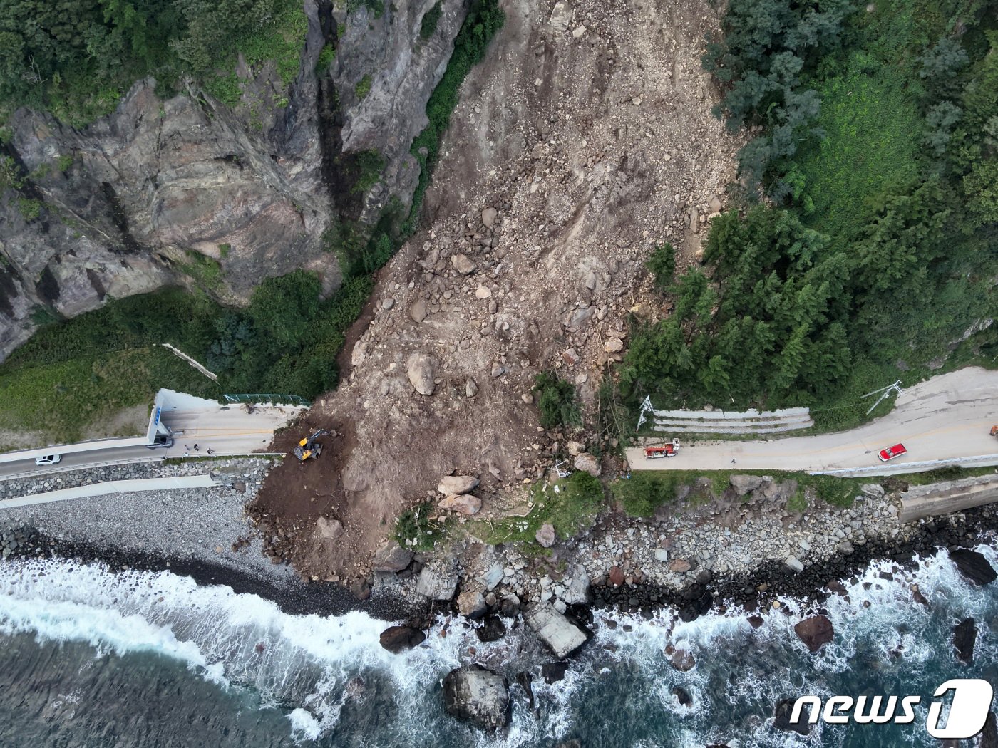 본문 이미지 - 지난해 9월 24일 오전 경북 울릉군 북면 현포리 일주도로 구간에서 산사태가 발생해 도로가 통제되고 있다. 울릉군은 중장비를 투입 복구에 나서고 있지만 토사양이 많아 복구까지는 시간이 걸릴 전망이다.(울릉군제공)2023.9.24/뉴스1 