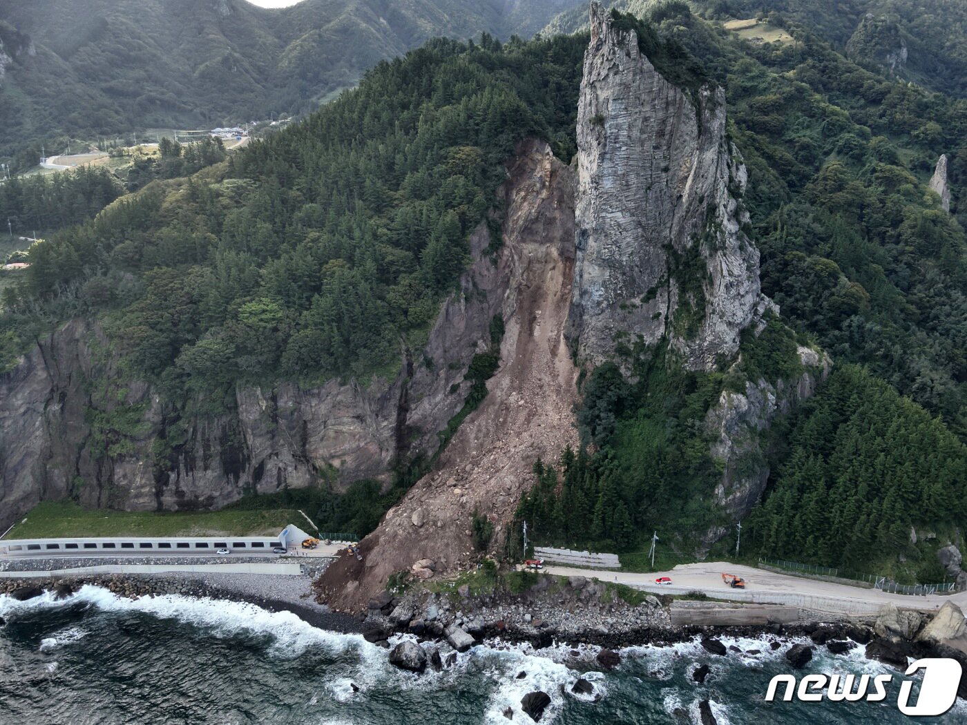 본문 이미지 - 22023년 9월 24일 오전 경북 울릉군 북면 현포리 일주도로 구간에서 산사태가 발생해 도로가 전면 통제되고 있다. 울릉군은 중장비를 투입 복구에 나서고 있지만 토사양이 많아 복구까지는 시간이 걸릴 전망이다.(울릉군 제공)2023.9.24/뉴스1 ⓒ News1 최창호 기자