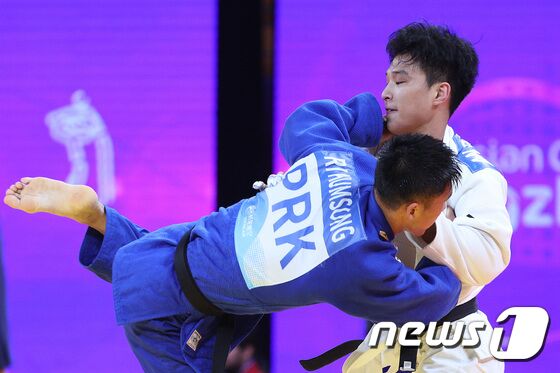 24일 오전 중국 항저우 샤오샨 린푸 체육관에서 열린 2022 항저우 아시안게임 유도 남자 66kg급 16강 한국 안바울과 북한 리금성이 경기를 치르고 있다. 항저우 아시안게임 첫 남북 경기이자 5년 만의 남북 맞대결 경기는 안바울이 절반으로 리금성을 이겼다. 2023.9.24/뉴스1 © News1 신웅수 기자