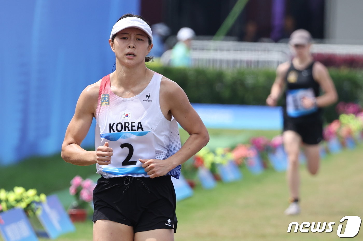 본문 이미지 - 김선우가 24일 중국 항저우 푸양 인후 스포츠센터에서 열린 근대5종 여자 개인 결선 레이저런에서 2위로 들어오고 있다.  근대5종 김선우의 은메달은 대한민국의 항저우 아시안게임 첫 메달이다. 2023.9.24/뉴스1 ⓒ News1 유승관 기자