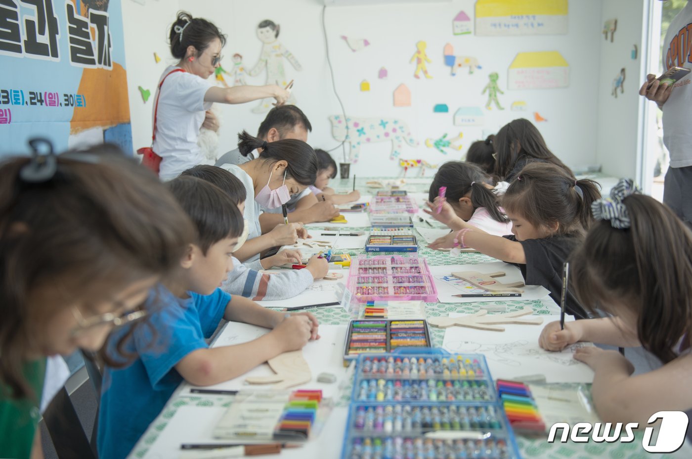 본문 이미지 - 24일 &#39;달성 대구현대미술제&#39; 연계프로그램에 참여한 일부 시민들이 목판에 그림을 그리고 있다. 2023.9.24/뉴스1 ⓒ News1 이성덕 기자