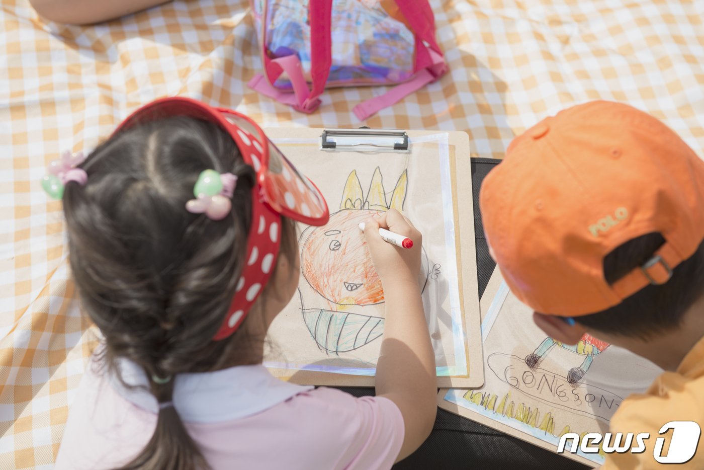 본문 이미지 - 24일 &#39;달성 대구현대미술제&#39; 프로그램에 참여한 아이들이 그림을 그리고 있다. 2023.9.24/뉴스1 ⓒ News1 이성덕 기자
