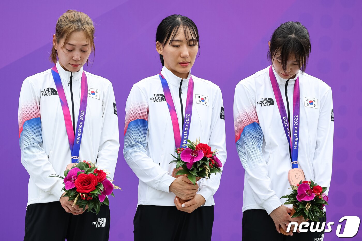 본문 이미지 - 24일 중국 항저우 푸양 인후 스포츠센터에서 열린 2022 항저우 아시안게임 근대5종 여자 단체전에서 동메달을 획득한 대한민국 김세희(왼쪽부터), 성승민, 김선우가 동메달을 목에 걸고 아쉬워하고 있다. 2023.9.24 ⓒ 뉴스1 유승관 기자