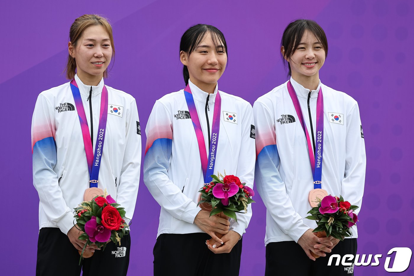 본문 이미지 - 24일 중국 항저우 푸양 인후 스포츠센터에서 열린 2022 항저우 아시안게임 근대5종 여자 단체전에서 동메달을 획득한 대한민국 김세희(왼쪽부터), 성승민, 김선우가 시상대에 올라 미소짓고 있다. 2023.9.24/뉴스1 ⓒ News1 유승관 기자