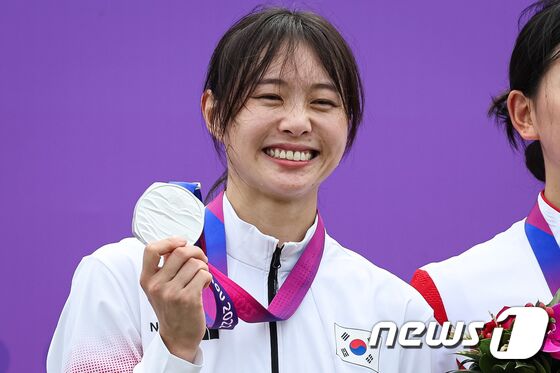 24일 중국 항저우 푸양 인후 스포츠센터에서 열린 2022 항저우 아시안게임 근대5종 여자 개인전에거 은메달을 획득한 김선우가 메달을 들고 활짝 웃고 있다. 2023.9.24/뉴스1 © News1 유승관 기자