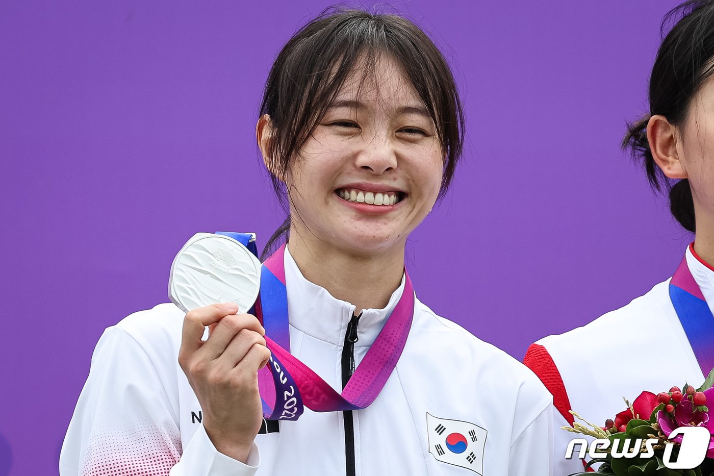 24일 중국 항저우 푸양 인후 스포츠센터에서 열린 2022 항저우 아시안게임 근대5종 여자 개인전에거 은메달을 획득한 김선우가 메달을 들고 활짝 웃고 있다. 2023.9.24/뉴스1 ⓒ News1 유승관 기자