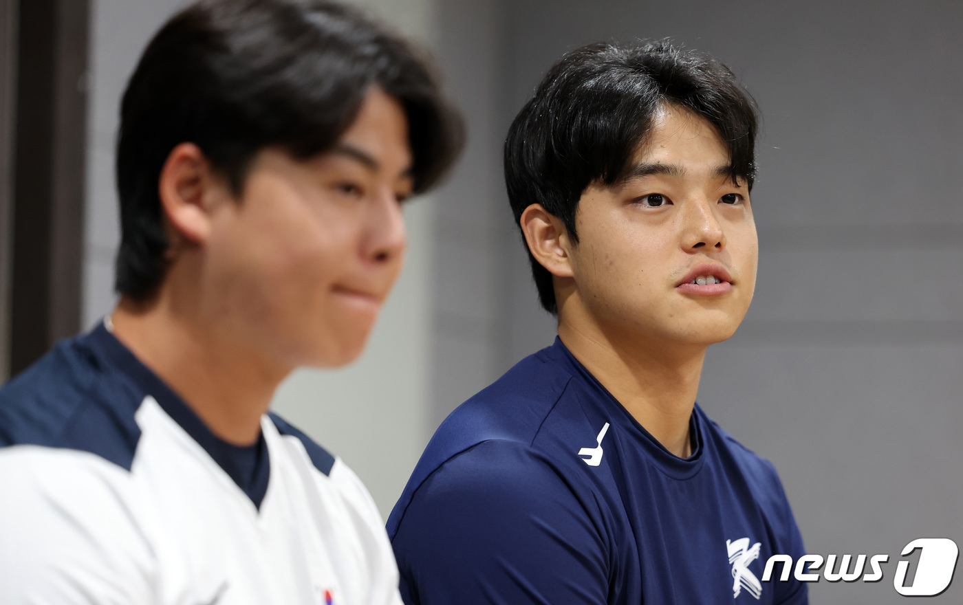 (서울=뉴스1) 김성진 기자 = 항저우 아시안게임 야구대표팀 노시환(왼쪽)과 문동주가 24일 오후 서울 구로구 고척스카이돔에서 열린 기자회견에서 취재진의 질의에 답하고 있다. 20 …