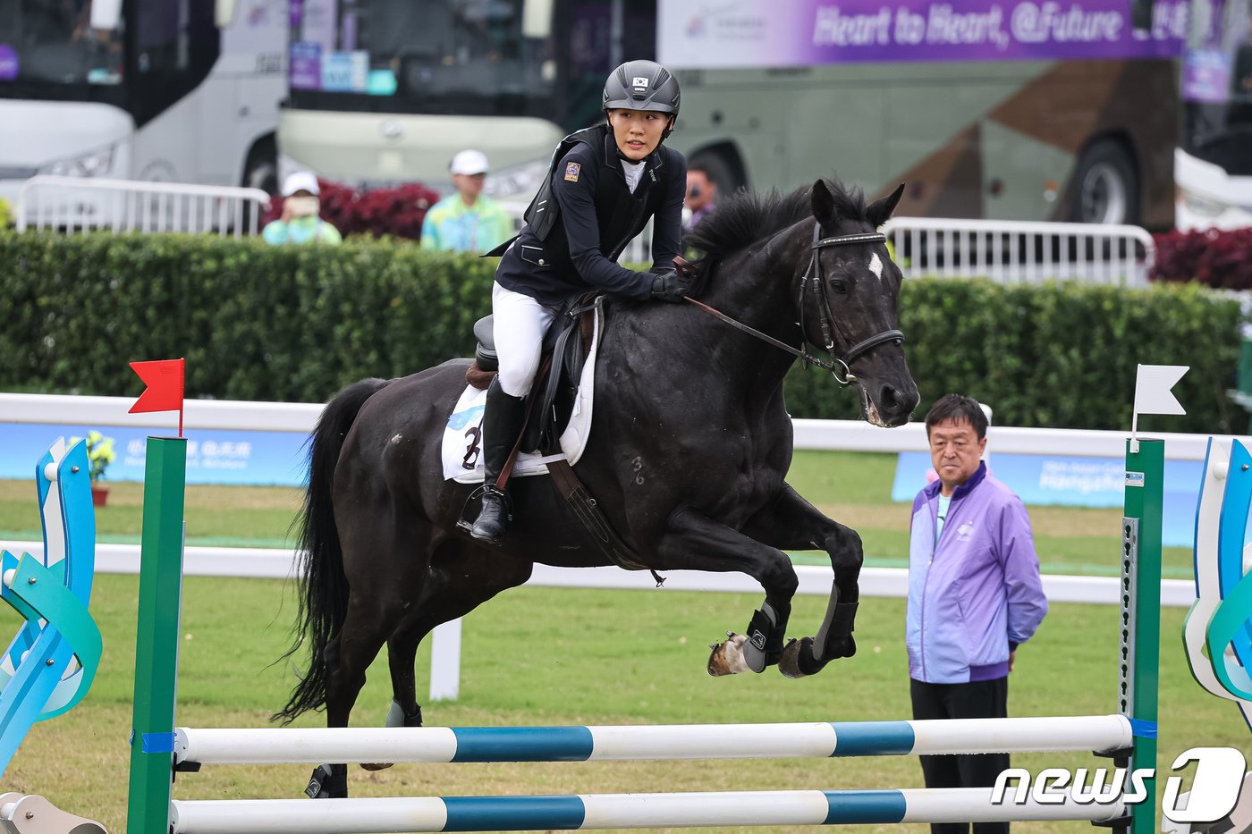 본문 이미지 - 성승민이 24일 중국 항저우 푸양 인후 스포츠센터에서 열린 2022 항저우 아시안게임 근대5종 여자 개인 결승에서 마장마술 경기를 펼치고 있다. 2023.9.24/뉴스1 ⓒ News1 유승관 기자