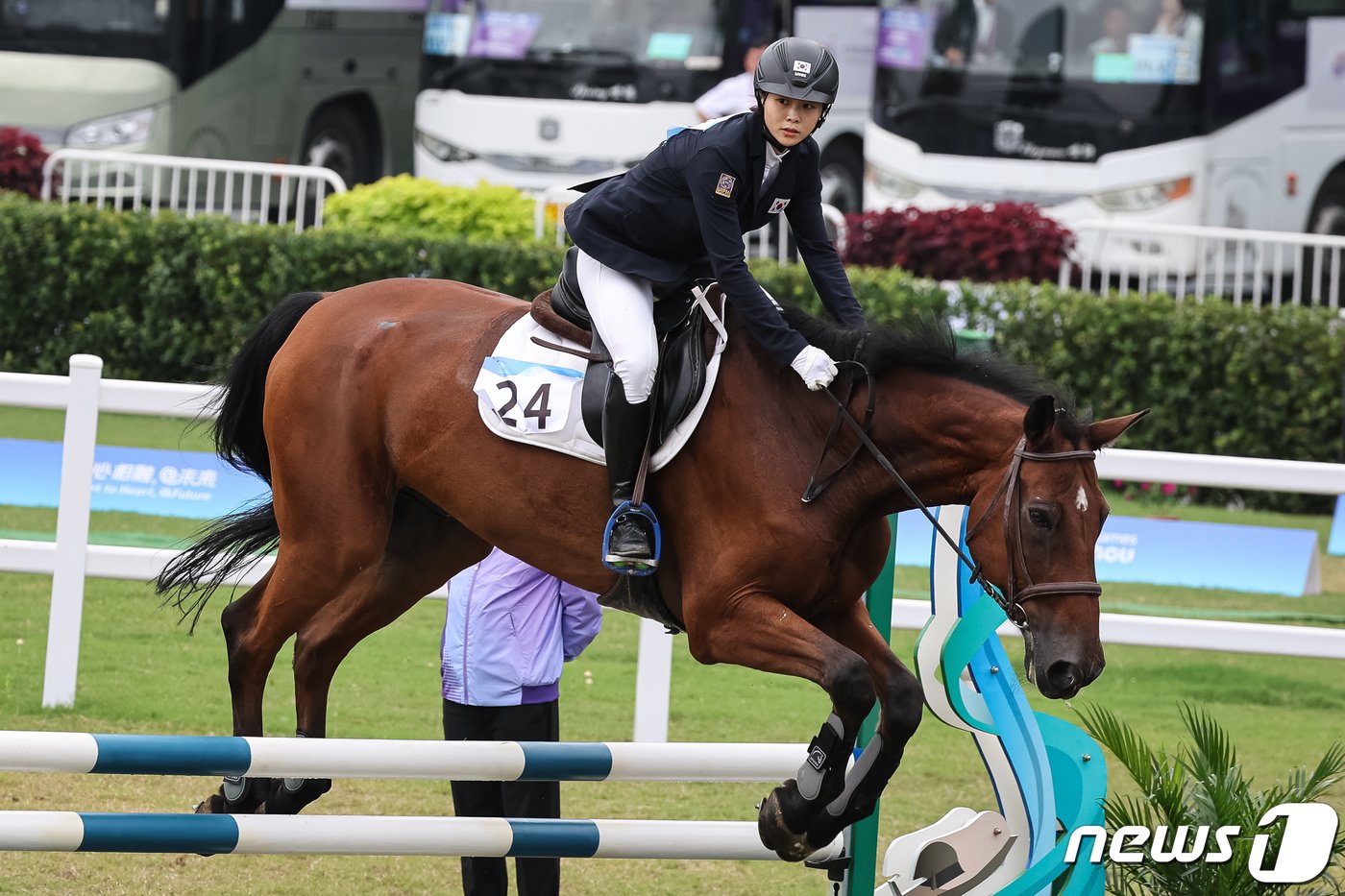 본문 이미지 - 김선우가 24일 중국 항저우 푸양 인후 스포츠센터에서 열린 2022 항저우 아시안게임 근대5종 여자 개인 결승에서 마장마술 경기를 펼치고 있다. 김선우는 이날 경기에서 은메달을 획득, 대한민국의 항저우 아시안게임 첫 메달을 신고했다. 2023.9.24/뉴스1 ⓒ News1 유승관 기자