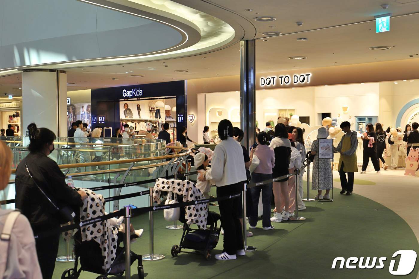 본문 이미지 - 잠실 롯데월드몰 4층 돗투돗 매장에 입장하기 소비자들이 대기하고 있다.&#40;롯데백화점 제공&#41; 