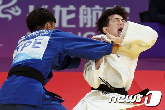 24일 오후 중국 항저우 샤오샨 린푸 체육관에서 열린 2022 항저우 아시안게임 유도 남자 60kg급 대한민국 이하림이 대만 양융웨이와의 결승전에서 접전을 펼치고 있다. 2023.9.24/뉴스1 © News1 민경석 기자