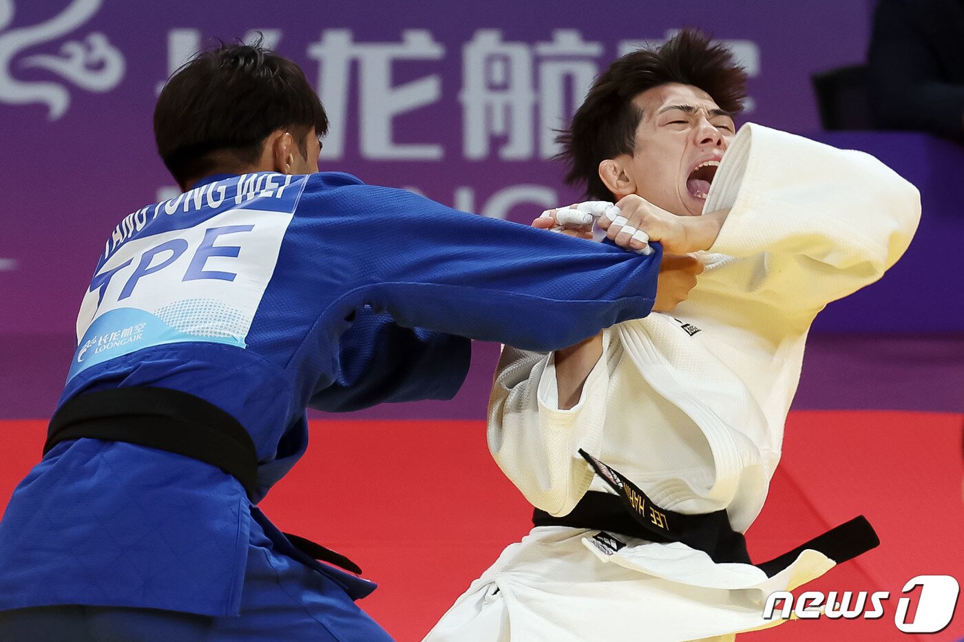 본문 이미지 - 24일 오후 중국 항저우 샤오샨 린푸 체육관에서 열린 2022 항저우 아시안게임 유도 남자 60kg급 대한민국 이하림이 대만 양융웨이와의 결승전에서 접전을 펼치고 있다. 2023.9.24/뉴스1 ⓒ News1 민경석 기자