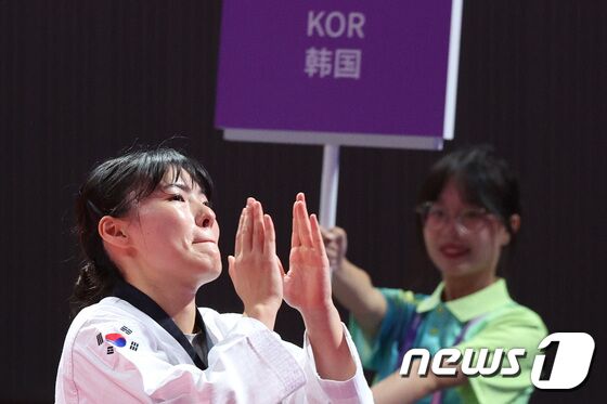 24일 오후 중국 항저우 린안 스포츠문화·전시센터에서 열린 2022 항저우 아시안게임 태권도 품새 여자 개인전 결승에서 차예은이 금메달을 차지한 후 손뼉을 치고 있다. 태권도 품새 차예은은 강완진에 이어 대한민국에 두 번째 금메달을 안겼다. 2023.9.24/뉴스1 © News1 신웅수 기자