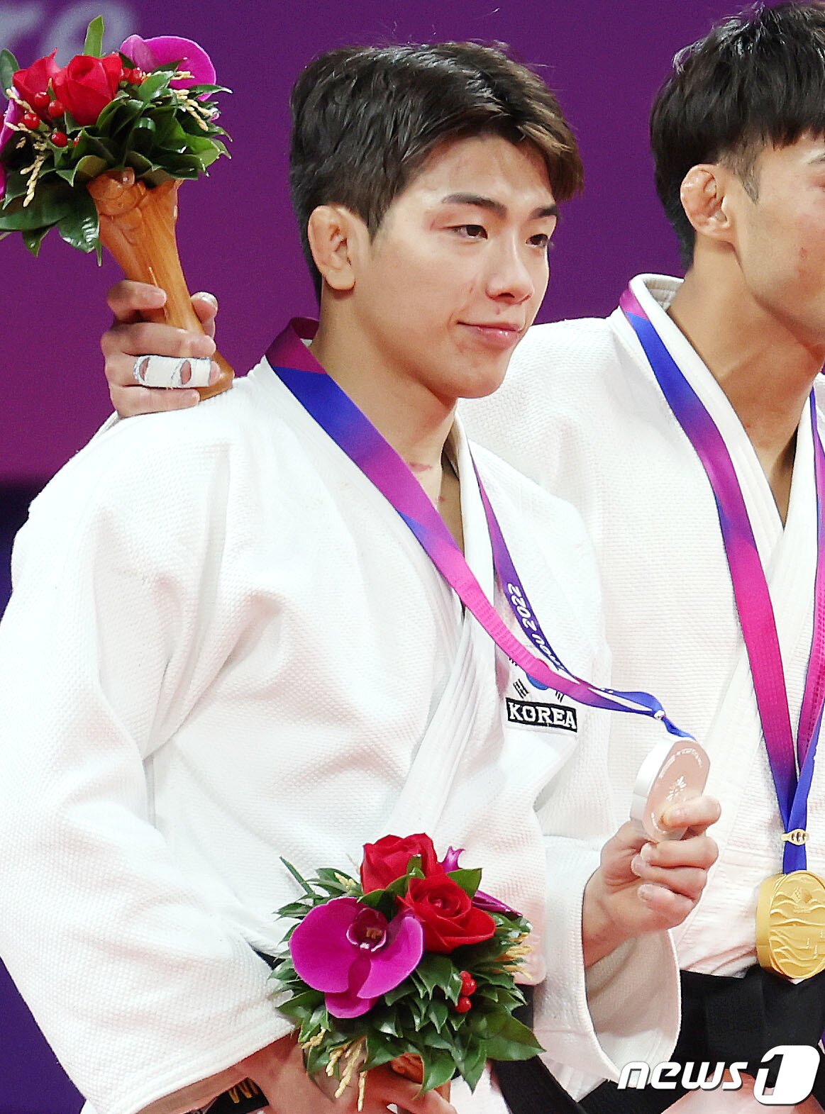 본문 이미지 - 24일 오후 중국 항저우 샤오샨 린푸 체육관에서 열린 2022 항저우 아시안게임 유도 남자 60kg급 경기에서 2위를 차지해 은메달을 목에 건 대한민국 이하림(왼쪽 첫 번째)이 기념 촬영을 하고 있다. 2023.9.24/뉴스1 ⓒ News1 민경석 기자