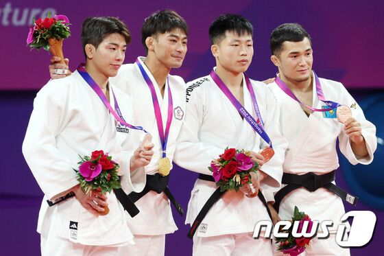 24일 오후 중국 항저우 샤오샨 린푸 체육관에서 열린 2022 항저우 아시안게임 유도 남자 60kg급 경기에서 2위를 차지해 은메달을 목에 건 대한민국 이하림(왼쪽 첫 번째)이 기념 촬영을 하고 있다. 왼쪽 세 번째는 동메달을 차지한 북한 채광진. 2023.9.24/뉴스1 © News1 민경석 기자