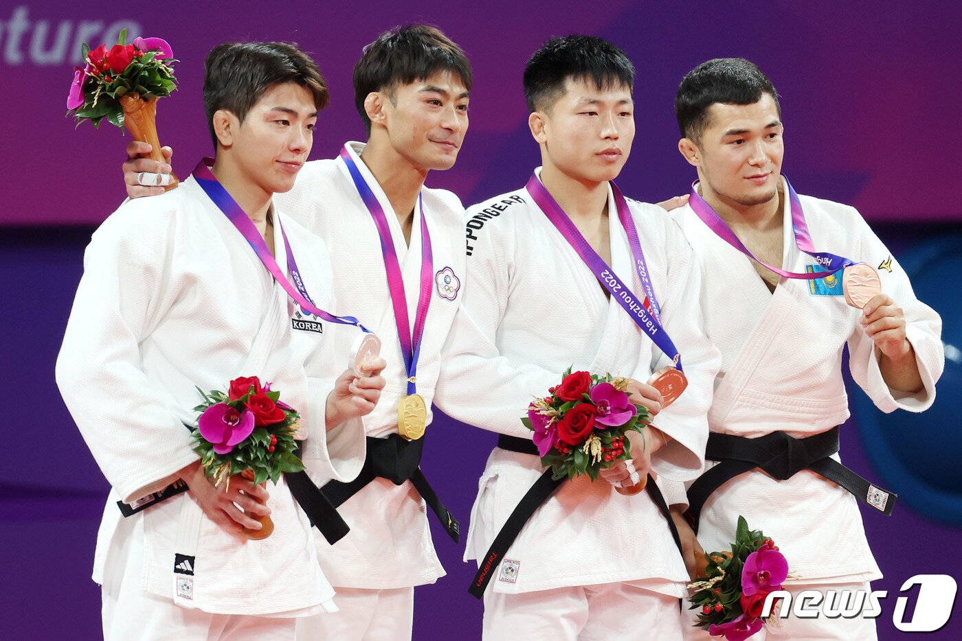 본문 이미지 - 24일 오후 중국 항저우 샤오샨 린푸 체육관에서 열린 2022 항저우 아시안게임 유도 남자 60kg급 경기에서 2위를 차지해 은메달을 목에 건 대한민국 이하림(왼쪽 첫 번째)이 기념 촬영을 하고 있다. 왼쪽 세 번째는 동메달을 차지한 북한 채광진. 2023.9.24/뉴스1 ⓒ News1 민경석 기자