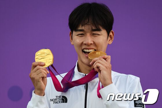 항저우 아시안게임 대한민국 첫 2관왕을 달성한 근대5종 전웅태가 24일 중국 항저우 푸양 인후 스포츠스타디움에서 열린 2022 항저우 아시안게임 근대5종 남자 개인·단체 시상식을 친 후 금메달 2개를 깨물어 보고 있다. 2023.9.24/뉴스1 © News1 유승관 기자