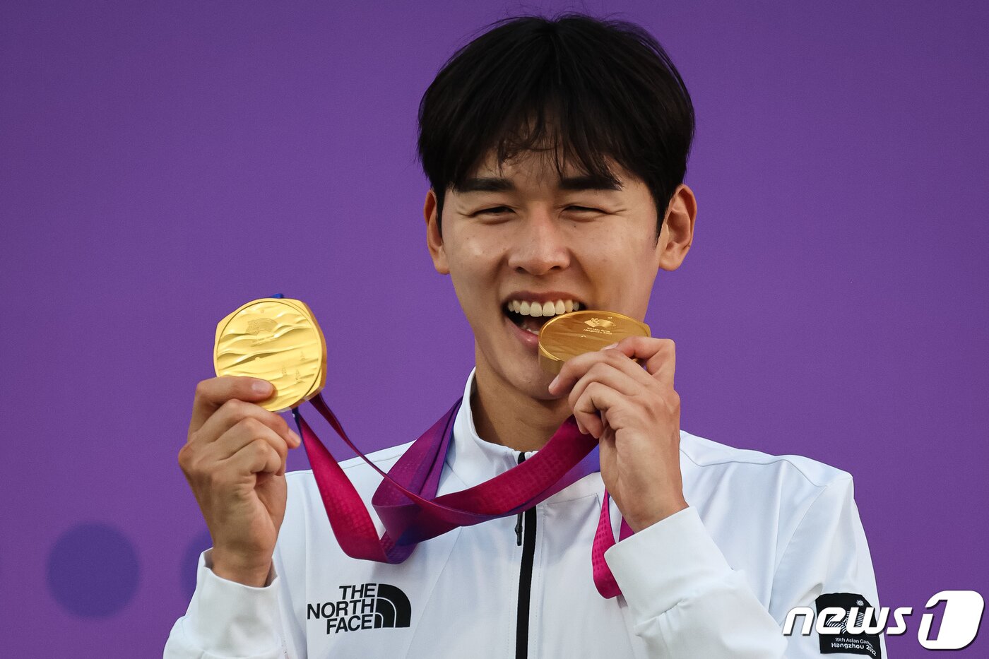 본문 이미지 - 항저우 아시안게임 대한민국 첫 2관왕을 달성한 근대5종 전웅태가 24일 중국 항저우 푸양 인후 스포츠스타디움에서 열린 2022 항저우 아시안게임 근대5종 남자 개인·단체 시상식을 친 후 금메달 2개를 깨물어 보고 있다. 2023.9.24/뉴스1 ⓒ News1 유승관 기자