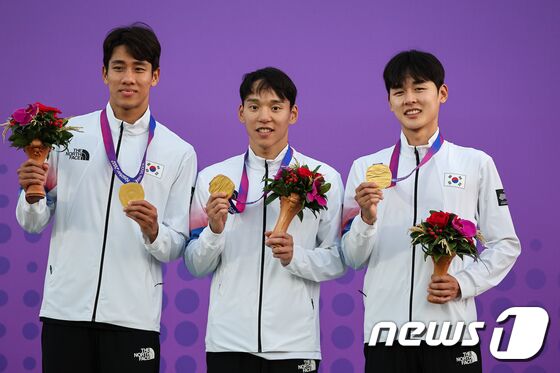 24일 중국 항저우 푸양 인후 스포츠센터에서 열린 2022 항저우 아시안게임 근대5종 남자 단체전에서 금메달을 획득한 대한민국 정진화(왼쪽부터), 이지훈, 전웅태가 메달을 들고 기념 촬영을 하고 있다. 2023.9.24/뉴스1 © News1 유승관 기자