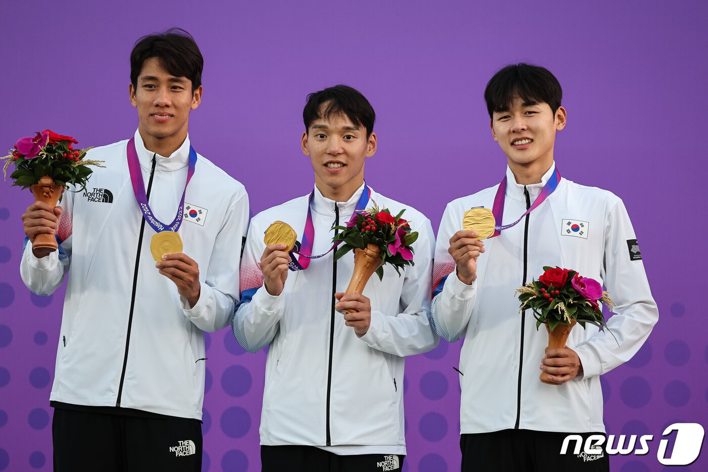 본문 이미지 - 24일 중국 항저우 푸양 인후 스포츠센터에서 열린 2022 항저우 아시안게임 근대5종 남자 단체전에서 금메달을 획득한 대한민국 정진화(왼쪽부터), 이지훈, 전웅태가 메달을 들고 기념 촬영을 하고 있다. 2023.9.24/뉴스1 ⓒ News1 유승관 기자