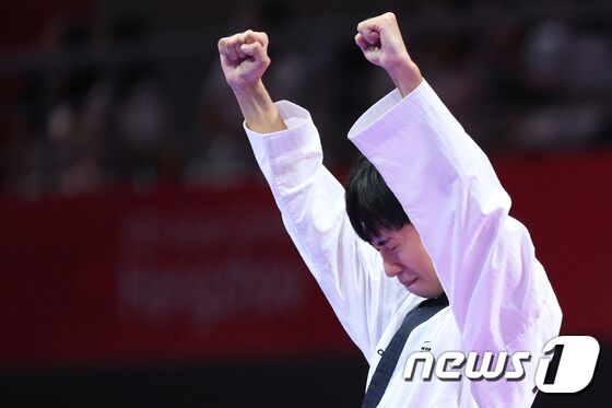24일 오후 중국 항저우 린안 스포츠문화·전시센터에서 열린 2022 항저우 아시안게임 태권도 품새 남자 개인전 결승에서 강완진이 금메달을 확정 지은 후 환호하고 있다. 강완진의 금메달은 대한민국의 항저우 아시안게임 첫 금메달이다. 2023.9.24/뉴스1 © News1 신웅수 기자