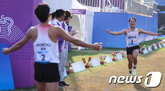 이지훈(오른쪽)이 24일 중국 항저우 푸양 인후 스포츠센터에서 열린 근대5종 남자 개인 결선 레이저런에서 2위로 결승선을 통과한 후 환호하고 있다. 왼쪽은 금메달 전웅태. 전웅태는 근대5종 남자 단체전에서도 금메달을 획득, 대한민국 최초 항저우 아시안게임 2관왕을 달성했다 2023.9 24/뉴스1 © News1 유승관 기자