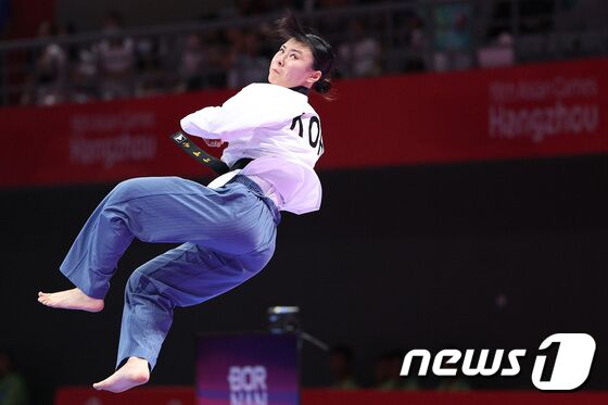 24일 오후 중국 항저우 린안 스포츠문화·전시센터에서 열린 2022 항저우 아시안게임 태권도 품새 여자 개인전 결승에서 차예은이 품새를 선보이고 있다. 태권도 품새 차예은은 강완진에 이어 대한민국에 두 번째 금메달을 안겼다. 2023.9.24/뉴스1 © News1 신웅수 기자