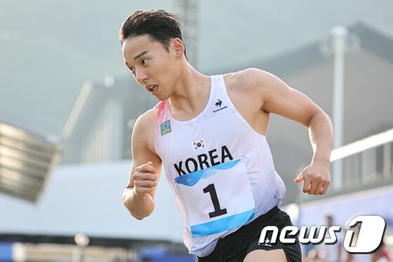 이지훈 24일 중국 항저우 푸양 인후 스포츠센터에서 열린 근대5종 남자 개인 결선 레이저런 경기를 펼치고 있다. 이지훈은 이날 2위로 레이저런 결승선을 통과, 은메달을 차지했다 2023.9 24/뉴스1 © News1 유승관 기자