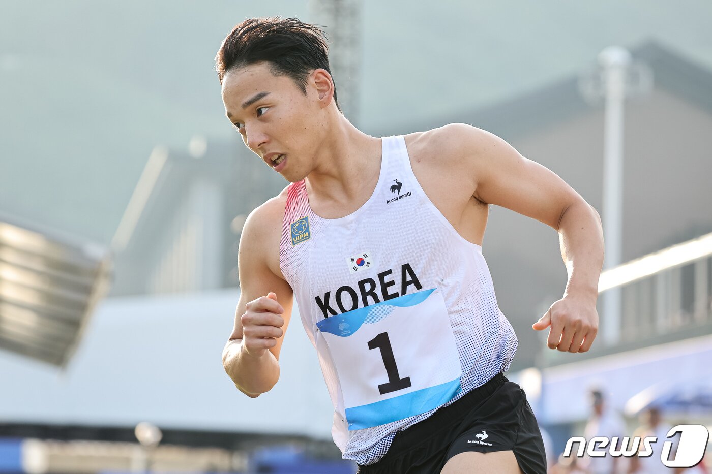 본문 이미지 - 이지훈 24일 중국 항저우 푸양 인후 스포츠센터에서 열린 근대5종 남자 개인 결선 레이저런 경기를 펼치고 있다. 이지훈은 이날 2위로 레이저런 결승선을 통과, 은메달을 차지했다 2023.9 24/뉴스1 ⓒ News1 유승관 기자