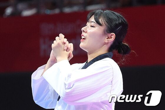 24일 오후 중국 항저우 린안 스포츠문화·전시센터에서 열린 2022 항저우 아시안게임 태권도 품새 여자 개인전 결승에서 차예은이 금메달을 확정 지은 후 기뻐하고 있다. 태권도 품새 차예은은 강완진에 이어 대한민국에 두 번째 금메달을 안겼다. 2023.9.24/뉴스1 © News1 신웅수 기자