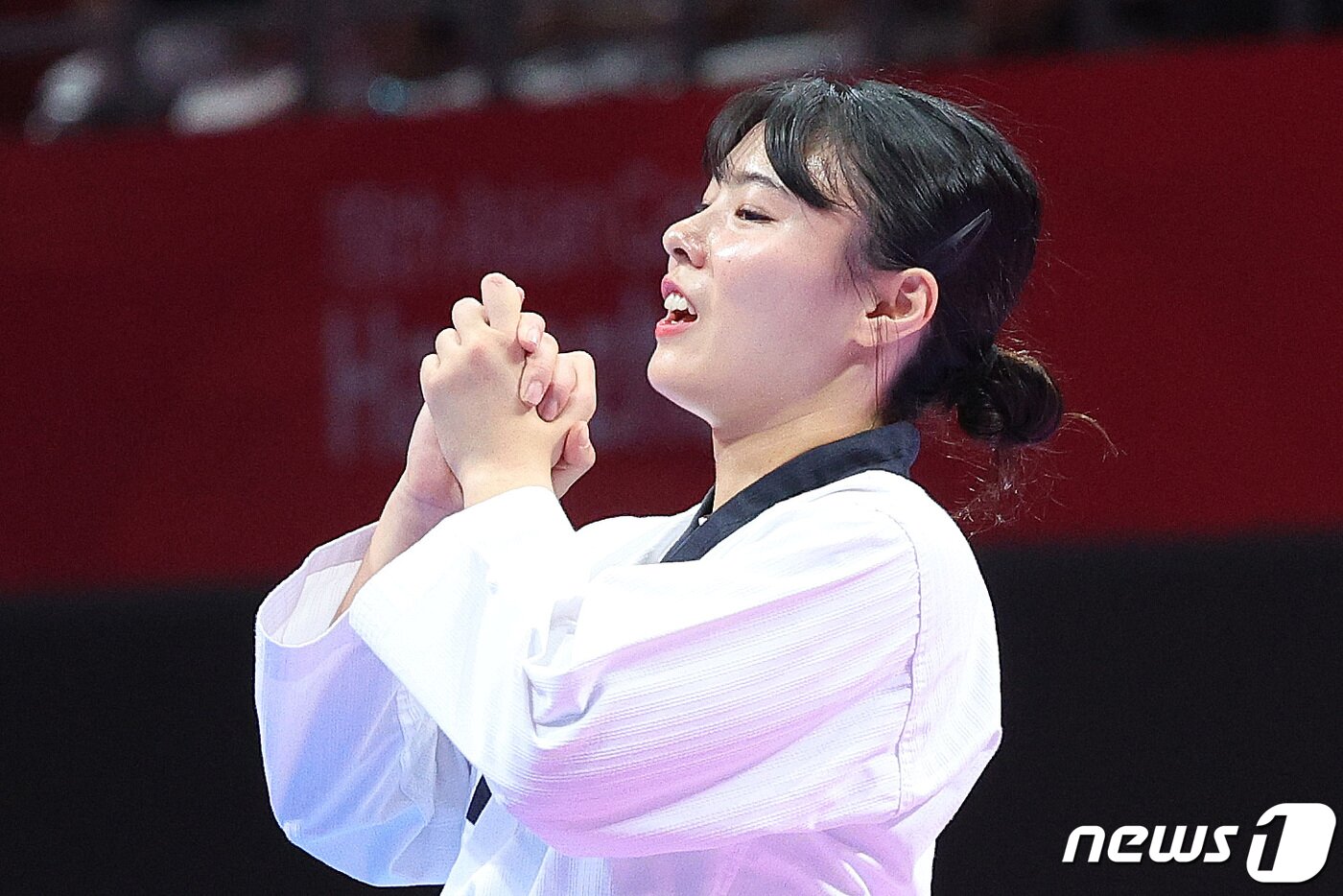 본문 이미지 - 24일 오후 중국 항저우 린안 스포츠문화·전시센터에서 열린 2022 항저우 아시안게임 태권도 품새 여자 개인전 결승에서 차예은이 금메달을 확정 지은 후 기뻐하고 있다. 태권도 품새 차예은은 강완진에 이어 대한민국에 두 번째 금메달을 안겼다. 2023.9.24/뉴스1 ⓒ News1 신웅수 기자