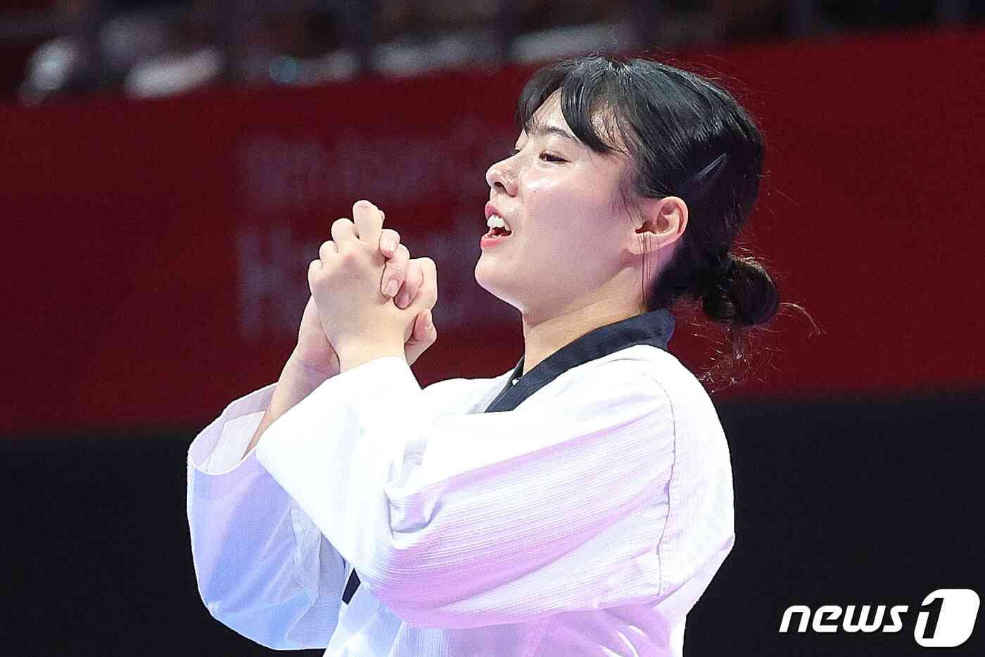 24일 오후 중국 항저우 린안 스포츠문화·전시센터에서 열린 2022 항저우 아시안게임 태권도 품새 여자 개인전 결승에서 차예은이 금메달을 확정 지은 후 기뻐하고 있다. 태권도 품새 차예은은 강완진에 이어 대한민국에 두 번째 금메달을 안겼다. 2023.9.24/뉴스1 © News1 신웅수 기자